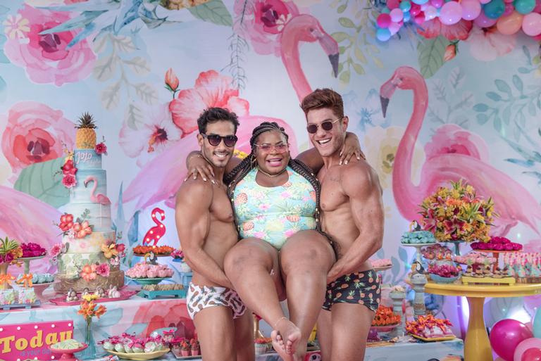 Jojo Todynho comemora o seu aniversário com festa na piscina