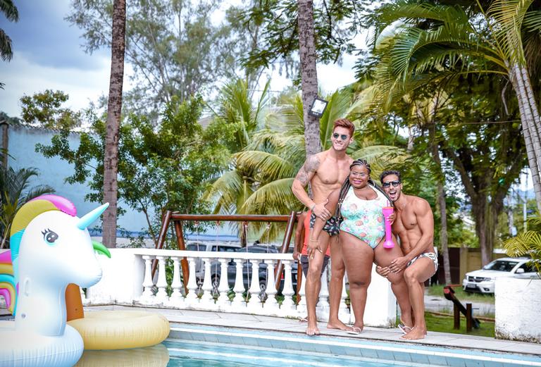 Jojo Todynho comemora o seu aniversário com festa na piscina