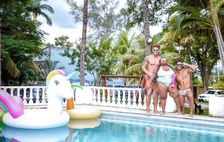 Jojo Todynho comemora o seu aniversário com festa na piscina