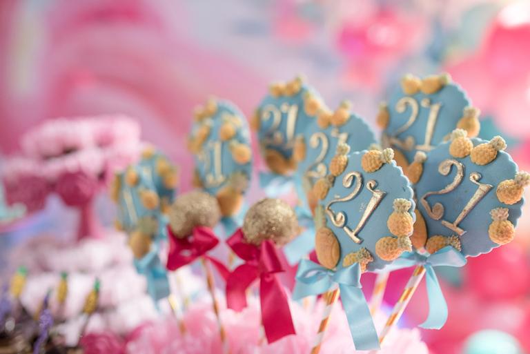 Jojo Todynho comemora seu aniversário com festa na piscina