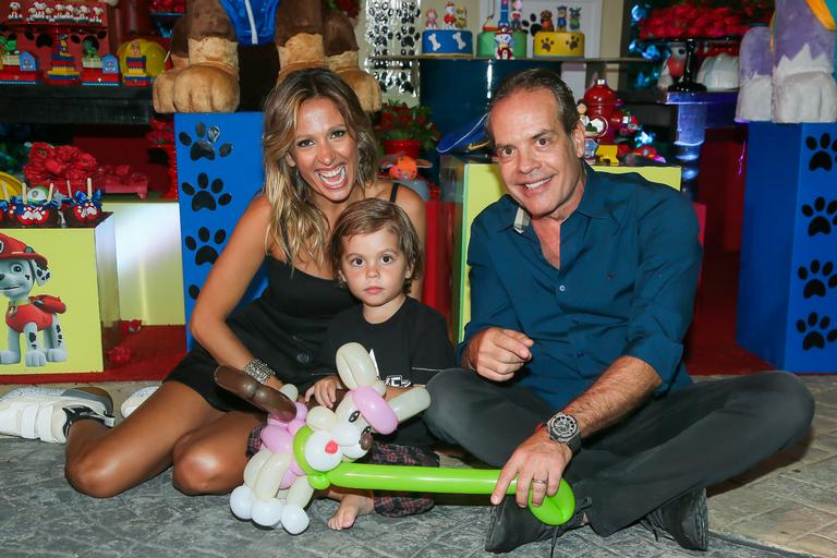 Luisa Mell e Gilberto Zaborowsky comemoram os 3 anos do filho Enzo