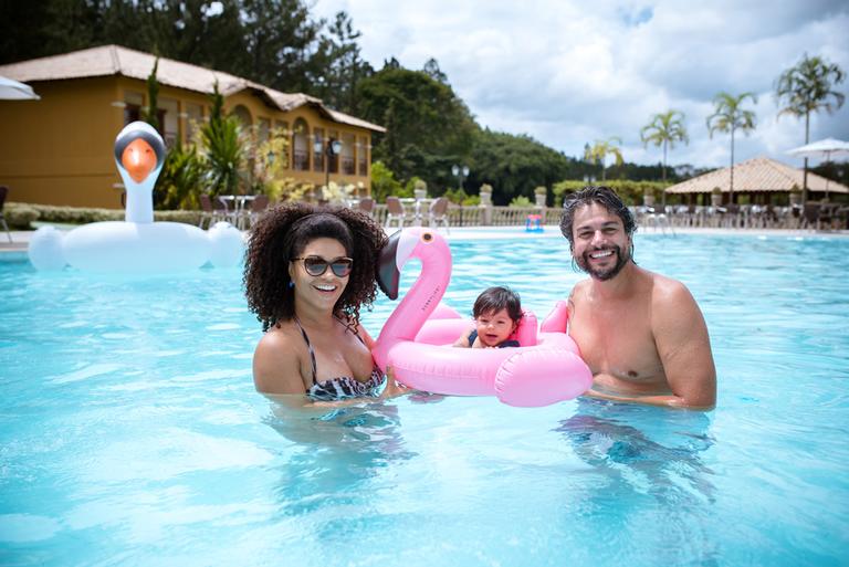 Sheron Menezzes, Maíra Charken, Juliana Alves e Aline Dias levam suas famílias para final de semana em resort