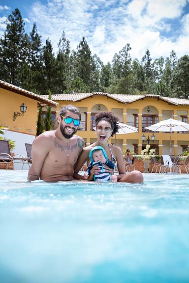 Sheron Menezzes, Maíra Charken, Juliana Alves e Aline Dias levam suas famílias para final de semana em resort