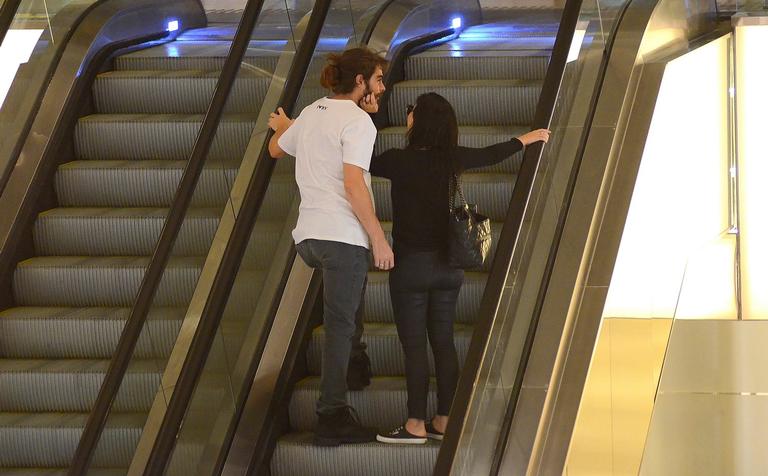 Tatá Werneck e Rafael Vitti: clima de romance em shopping