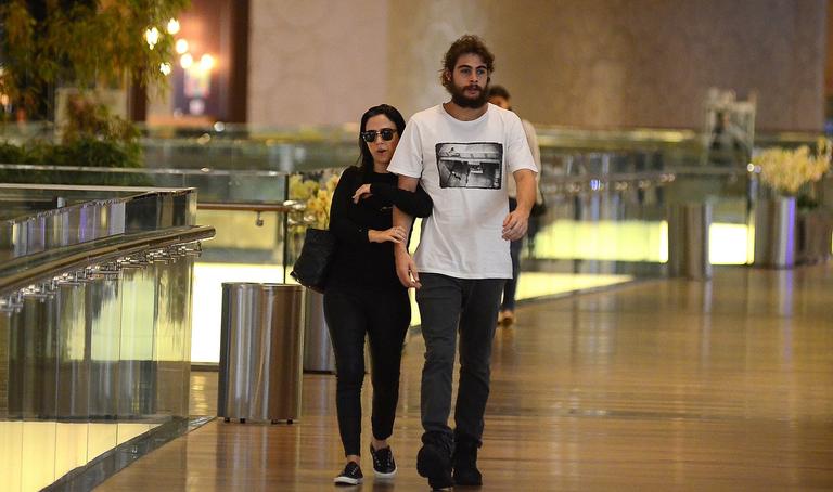 Tatá Werneck e Rafael Vitti: clima de romance em shopping