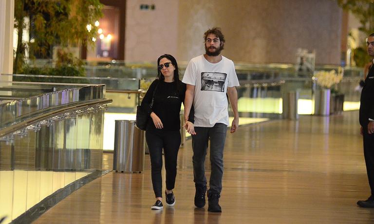 Tatá Werneck e Rafael Vitti: clima de romance em shopping