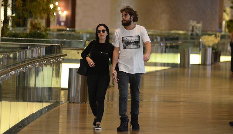 Tatá Werneck e Rafael Vitti: clima de romance em shopping