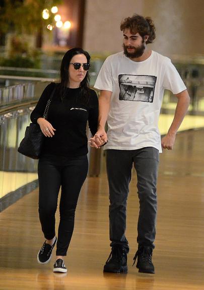 Tatá Werneck e Rafael Vitti: clima de romance em shopping