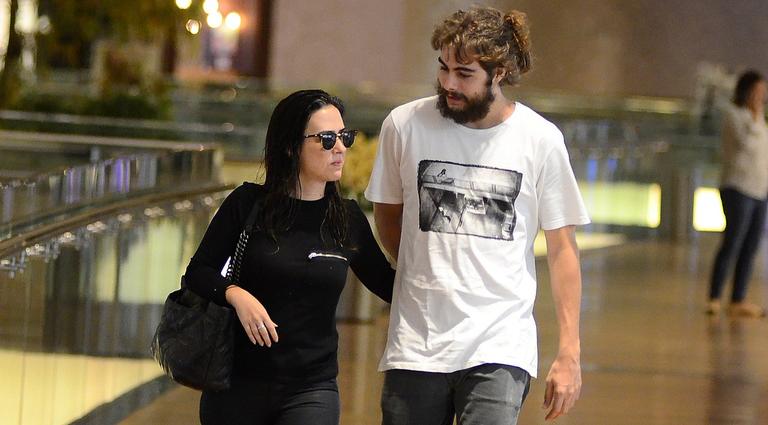 Tatá Werneck e Rafael Vitti: clima de romance em shopping