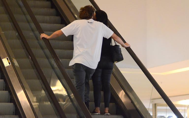 Tatá Werneck e Rafael Vitti: clima de romance em shopping