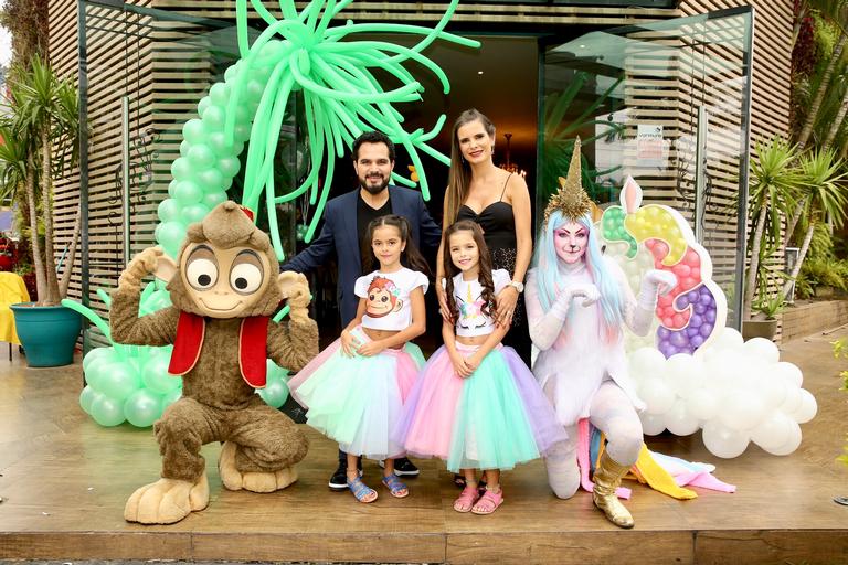 Luciano Camargo celebra o aniversário das filhas gêmeas