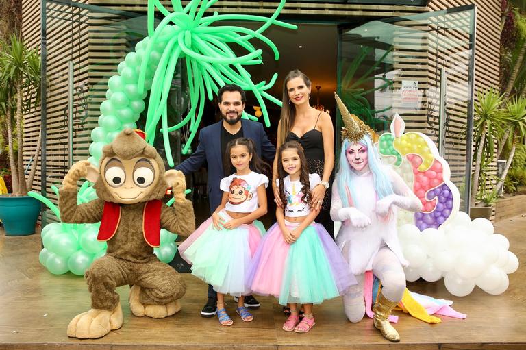 Luciano Camargo celebra o aniversário das filhas gêmeas