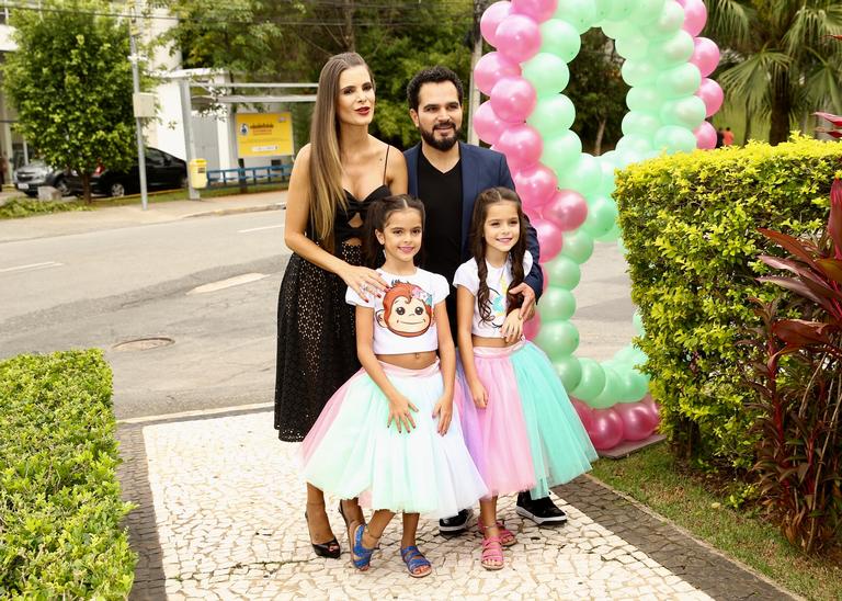 Luciano Camargo celebra o aniversário das filhas gêmeas