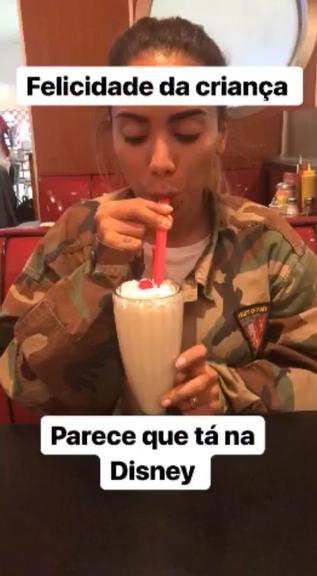 Anitta devora combo de fast food em jantar com Thiago Magalhães