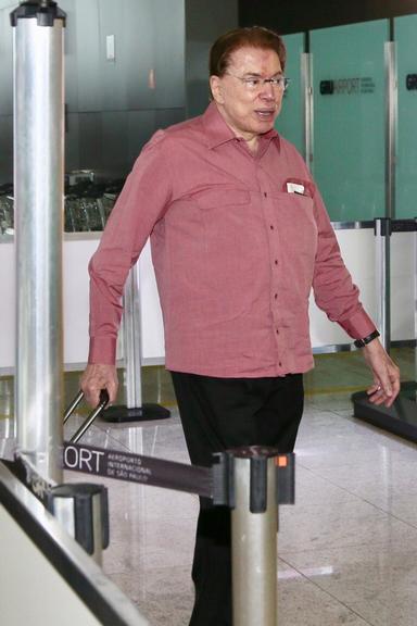 Discreto, Silvio Santos embarca para viagem de férias