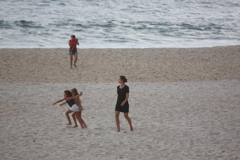 Grazi Massafera brinca com a filha, uma amiguinha e a babá na orla carioca