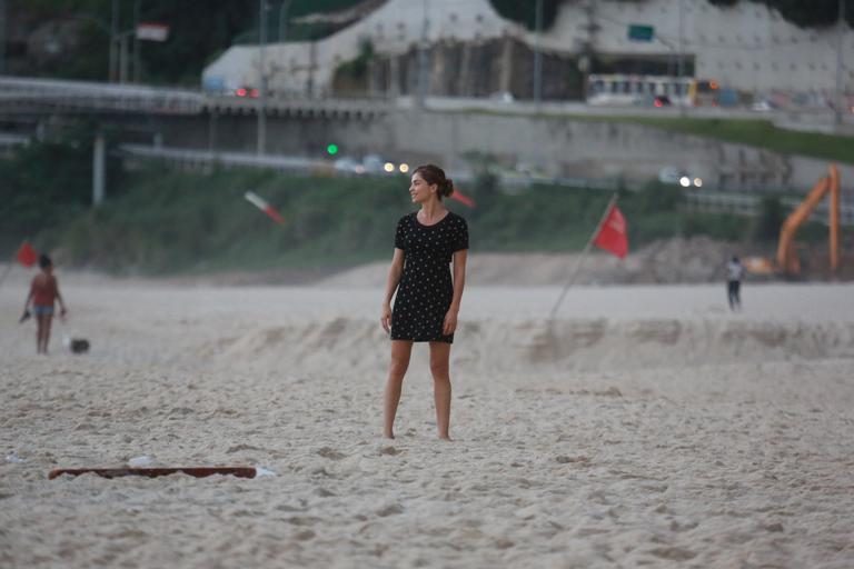 Grazi Massafera brinca com a filha, uma amiguinha e a babá na orla carioca