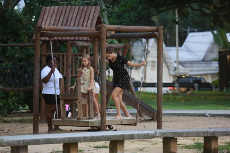 Grazi Massafera brinca com a filha, uma amiguinha e a babá na orla carioca