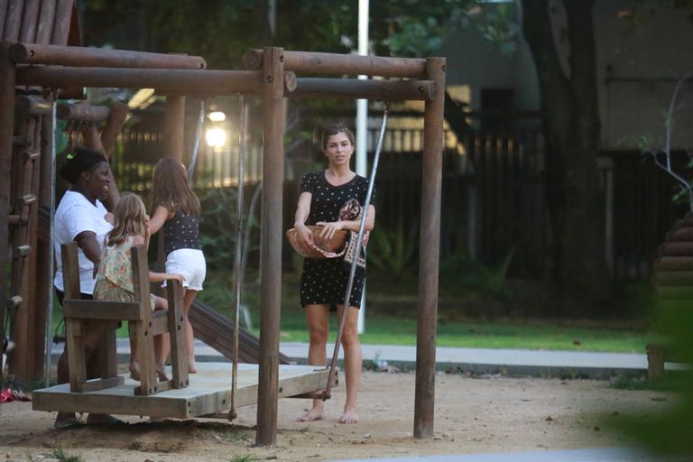 Grazi Massafera brinca com a filha, uma amiguinha e a babá na orla carioca