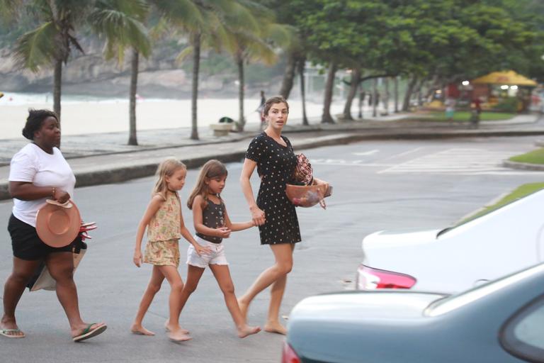 Grazi Massafera brinca com a filha, uma amiguinha e a babá na orla carioca