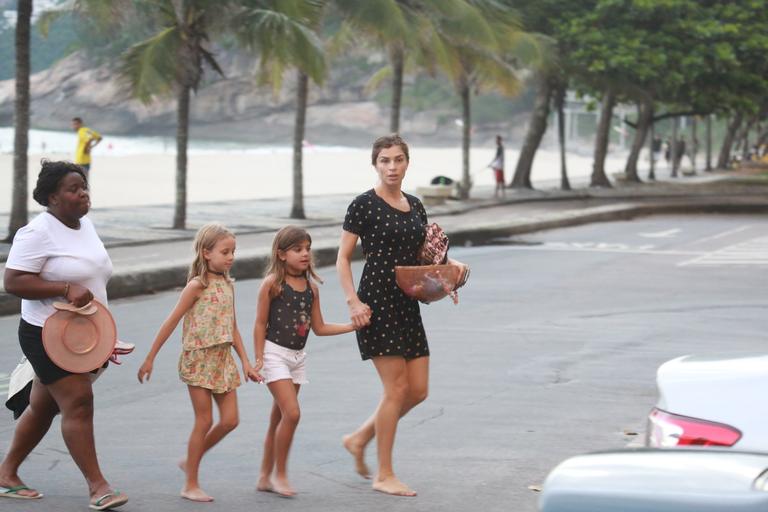 Grazi Massafera brinca com a filha, uma amiguinha e a babá na orla carioca