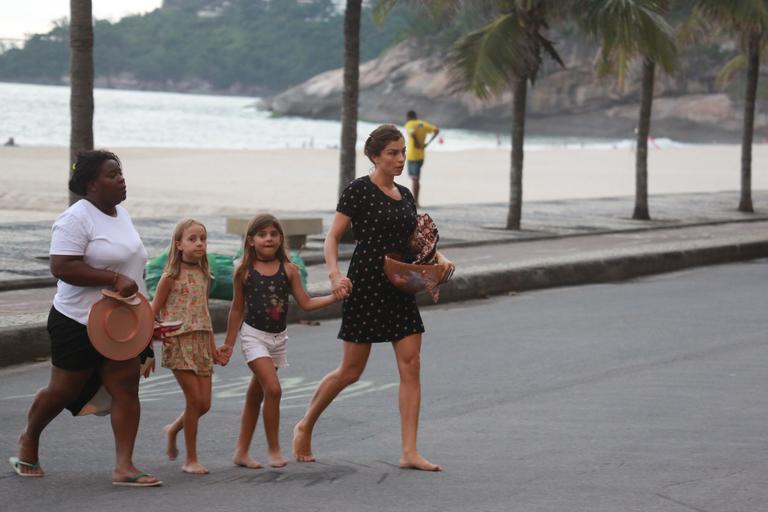 Grazi Massafera brinca com a filha, uma amiguinha e a babá na orla carioca