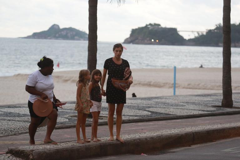 Grazi Massafera brinca com a filha, uma amiguinha e a babá na orla carioca