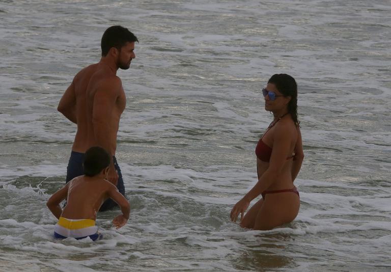 Juliana Paes curte dia de praia com a família