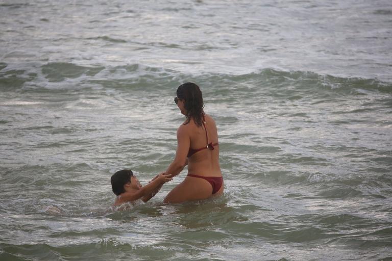 Juliana Paes curte dia de praia com a família