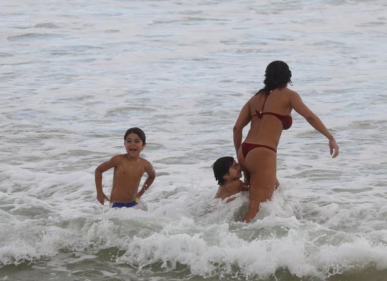 Juliana Paes curte dia de praia com a família