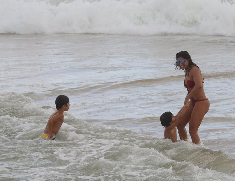 Juliana Paes curte dia de praia com a família