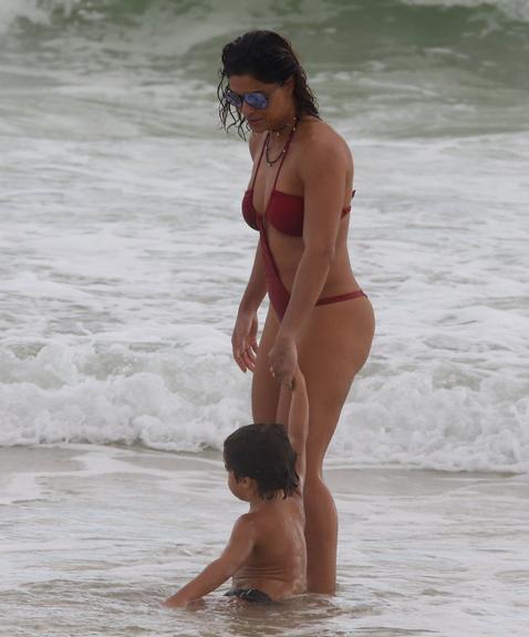 Juliana Paes curte dia de praia com a família