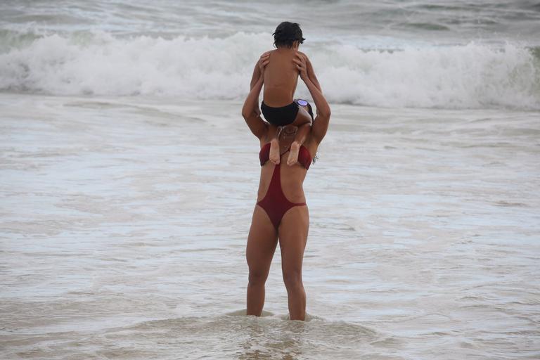 Juliana Paes curte dia de praia com a família