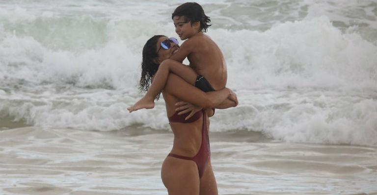 Juliana Paes curte dia de praia com a família