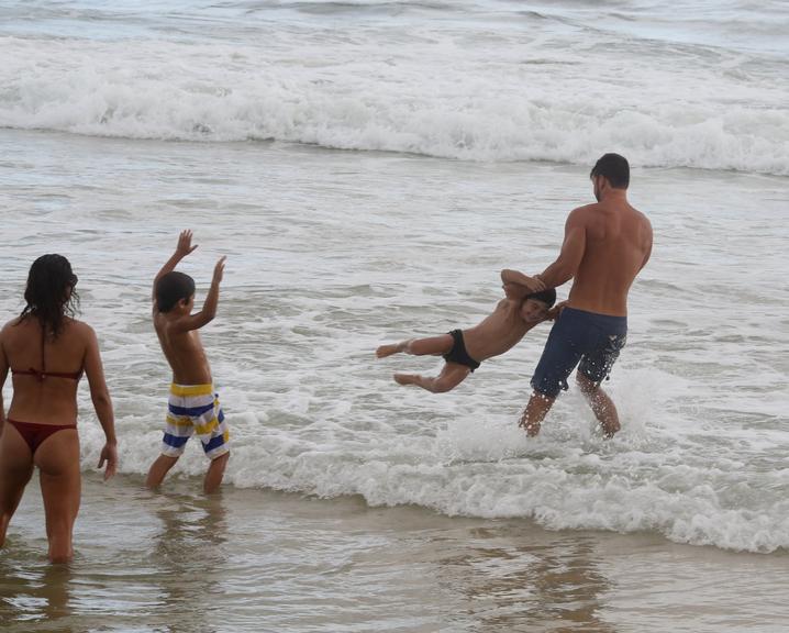 Juliana Paes curte dia de praia com a família