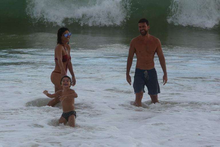 Juliana Paes curte dia de praia com a família