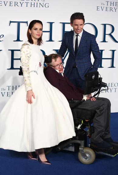 Stephen Hawking e elenco do filme A Teoria de Tudo