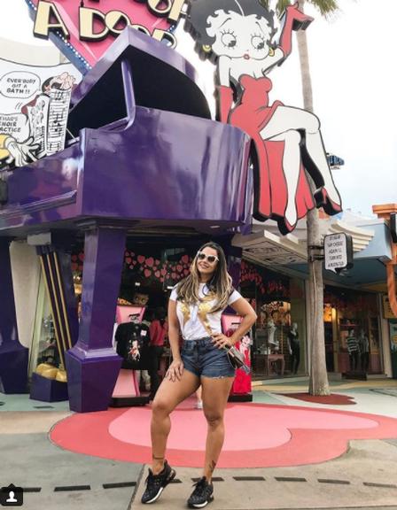 Vivi Araújo descansa em Orlando após Carnaval intenso