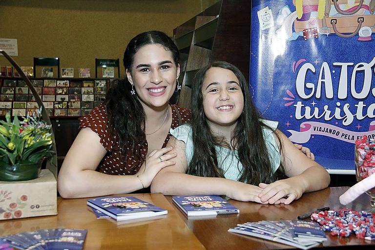 Renato Aragão e sua família prestigiam o lançamento do livro de Julia Aragão, neta do humorista