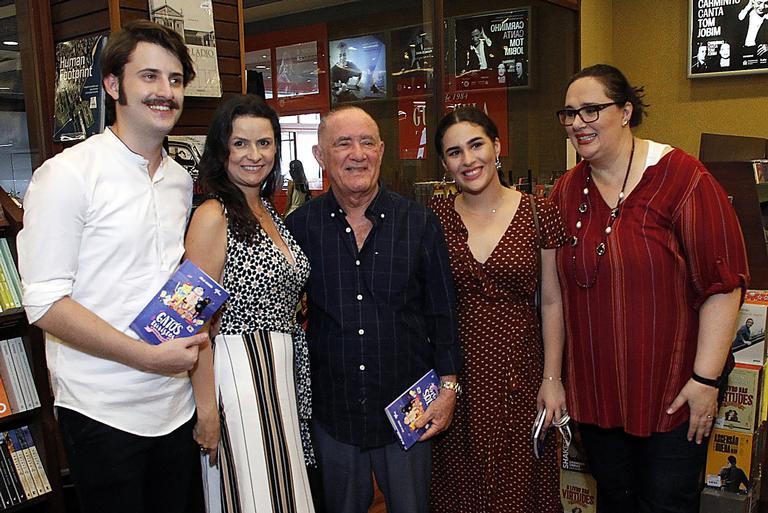 Renato Aragão e sua família prestigiam o lançamento do livro de Julia Aragão, neta do humorista