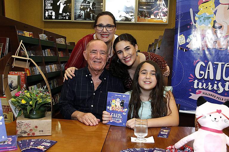 Renato Aragão e sua família prestigiam o lançamento do livro de Julia Aragão, neta do humorista