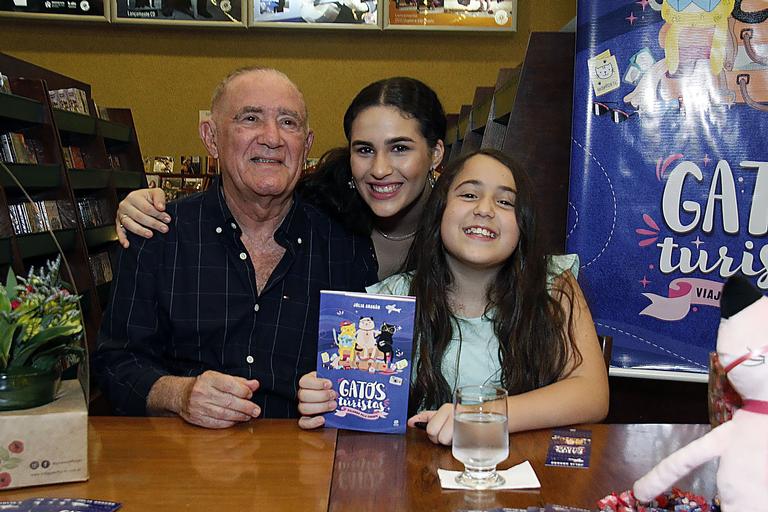 Renato Aragão e sua família prestigiam o lançamento do livro de Julia Aragão, neta do humorista