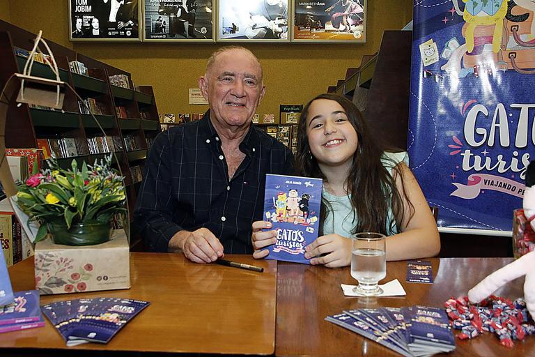 Renato Aragão e sua família prestigiam o lançamento do livro de Julia Aragão, neta do humorista