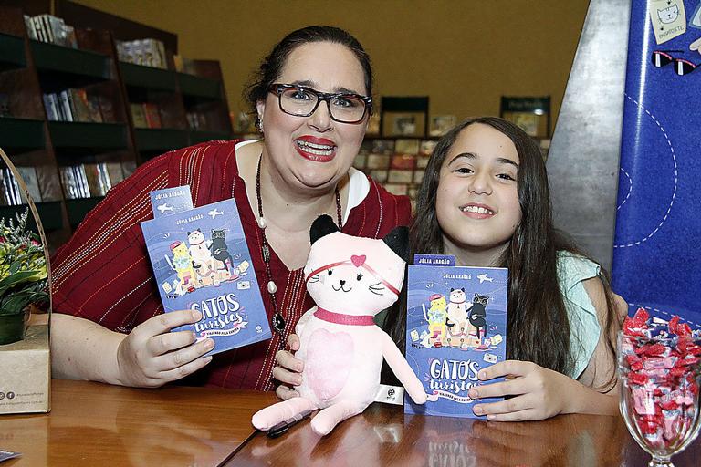 Renato Aragão e sua família prestigiam o lançamento do livro de Julia Aragão, neta do humorista