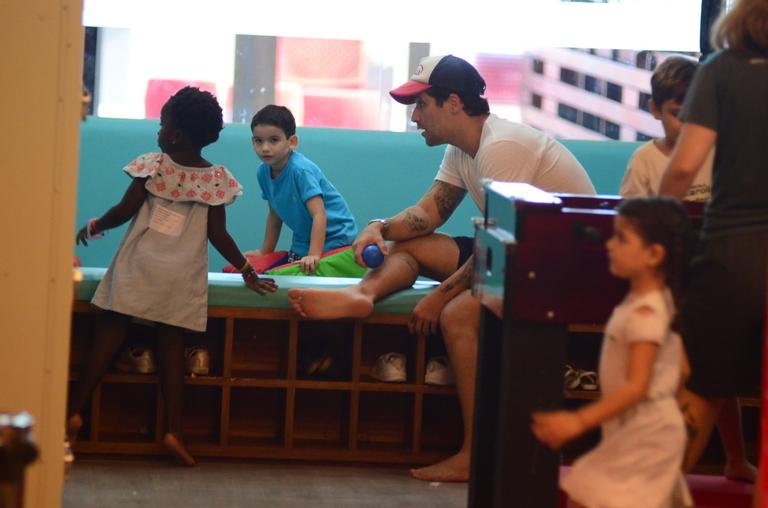 Bruno Gagliasso brinca com a filha, Titi, no Rio de Janeiro