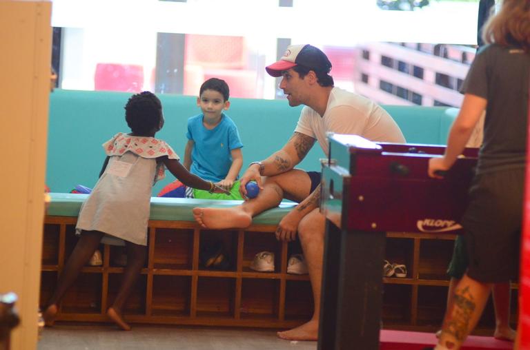 Bruno Gagliasso brinca com a filha, Titi, no Rio de Janeiro