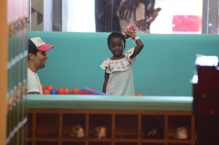 Bruno Gagliasso brinca com a filha, Titi, no Rio de Janeiro