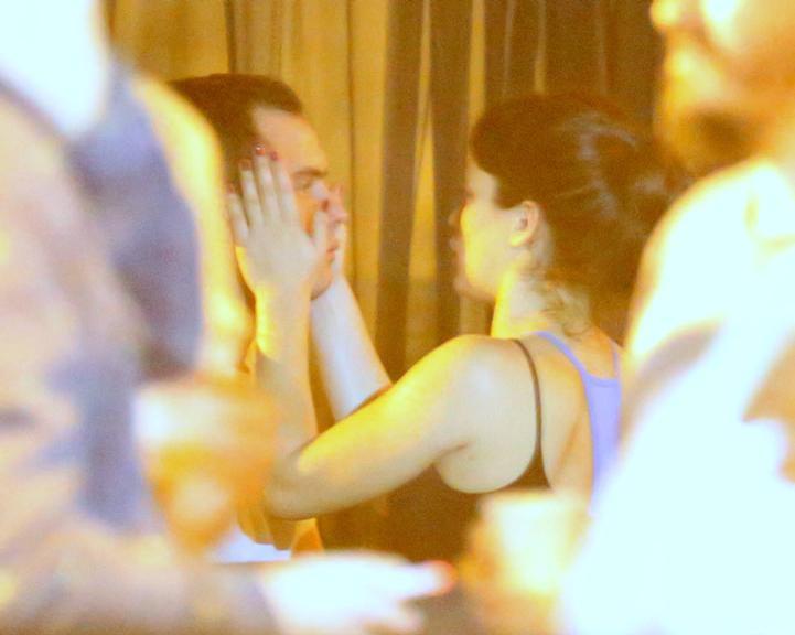 Sérgio Guizé e Bianca Bin trocam carinhos em festa