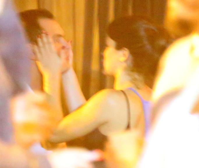 Sérgio Guizé e Bianca Bin trocam carinhos em festa