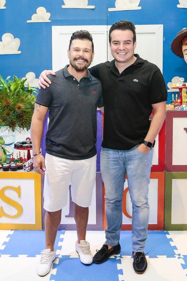 Cantor Marcos, da dupla com Belutti, reúne os amigos no aniversário do filho caçula, Léo